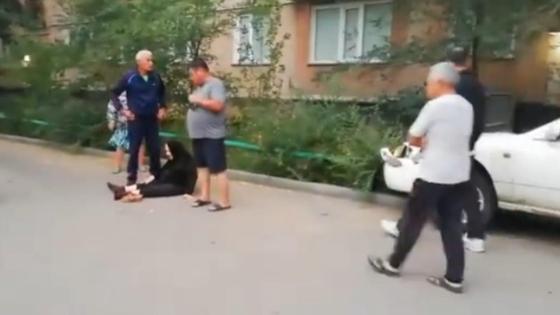 Пожилую женщину сбили во дворе дома Пожилую женщину сбили во дворе дома