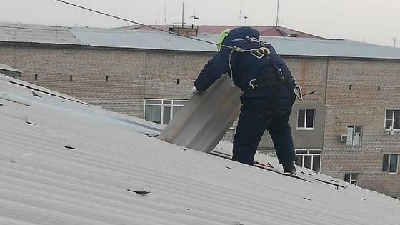 Спасатель работает на крыше в Атырау Спасатель работает на крыше в Атырау