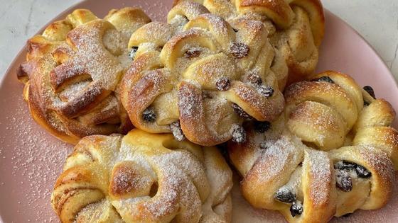 Булочки с изюмом на тарелке Булочки с изюмом на тарелке
