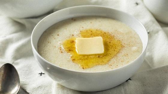 Манная каша в тарелке с кусочком сливочного масла Манная каша в тарелке с кусочком сливочного масла