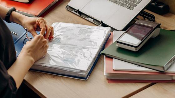 Женщина берет документы из папки Женщина берет документы из папки