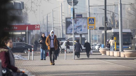 Люди идут по улице Люди идут по улице
