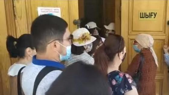 Жители пришли в госучреждение Жители пришли в госучреждение