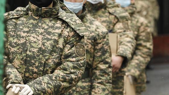 Военные стоят в ряд Военные стоят в ряд