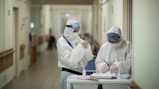 Медики в защитной одежде Медики в защитной одежде