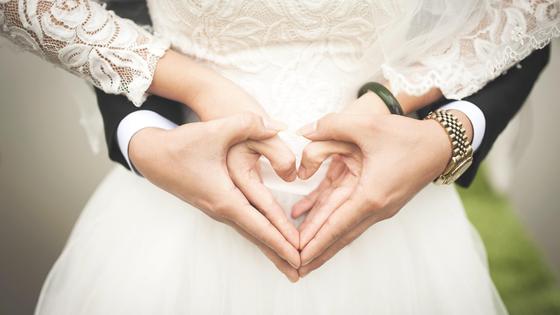 Жених и невеста делают из рук сердечко Жених и невеста делают из рук сердечко