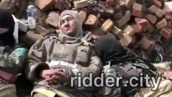 Спасатели спят на кирпичах Спасатели спят на кирпичах