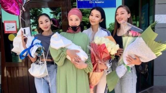 Мөлдір Әуелбекова перзентханадан шықты Мөлдір Әуелбекова перзентханадан шықты