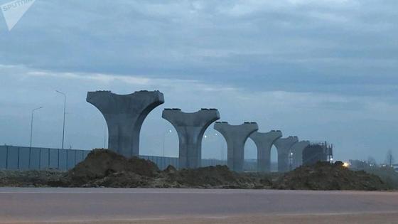 Бетонные столбы, возведенные при строительстве LRT Бетонные столбы, возведенные при строительстве LRT