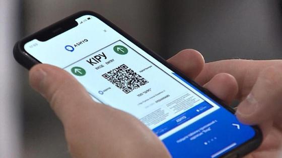 Человек держит смартфон с приложением Ashyq в руках Человек держит смартфон с приложением Ashyq в руках
