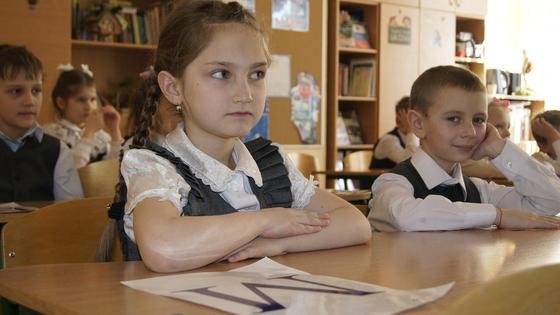 Дети сидят за партой Дети сидят за партой