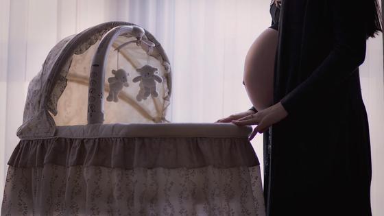 Мама у кроватки ребенка Мама у кроватки ребенка
