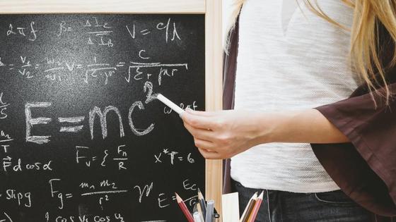 Учительница стоит у доски Учительница стоит у доски