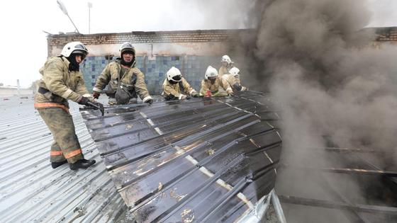 Пожарные тушат пожар Пожарные тушат пожар