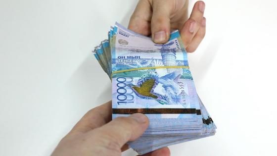 Передает из рук в руки тенге Передает из рук в руки тенге