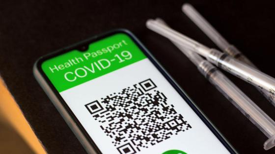 Шприцы лежат на столе возле смартфона Шприцы лежат на столе возле смартфона