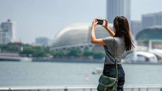 Девушка что-то фотографирует Девушка что-то фотографирует