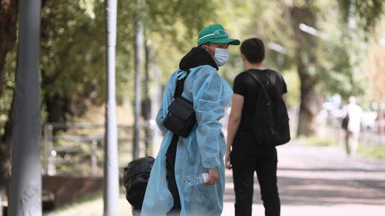 Два человека стоят на улице Два человека стоят на улице