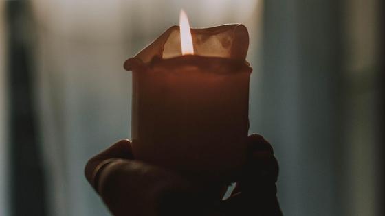 Человек держит свечу в руке Человек держит свечу в руке