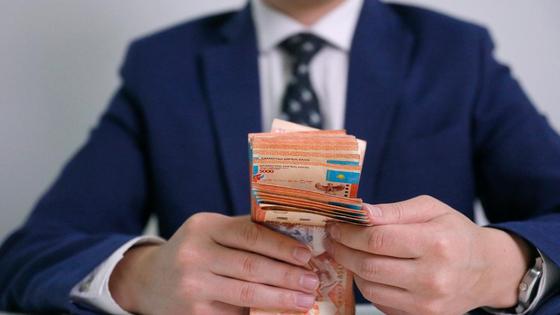 Мужчина держит в руках деньги Мужчина держит в руках деньги