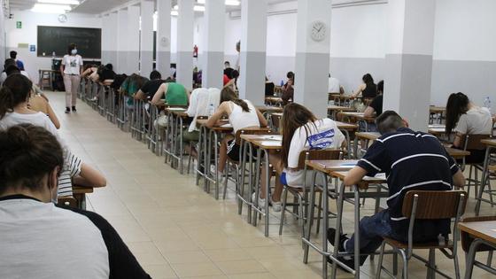 Студенты сидят в аудитории на занятиях Студенты сидят в аудитории на занятиях