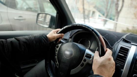Мужчина держит руль машины Мужчина держит руль машины