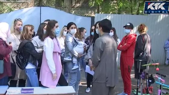 Родители собрались у ворот садика Родители собрались у ворот садика