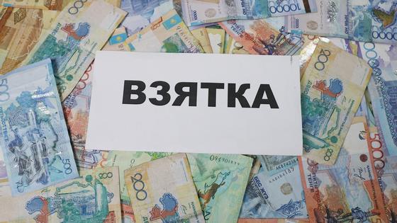 Множество банкнот с листом, на котором написано "взятка" Множество банкнот с листом, на котором написано "взятка"