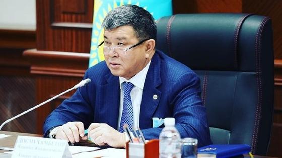 Махамбет Досмухамбетов сидит на рабочем кресне Махамбет Досмухамбетов сидит на рабочем кресне