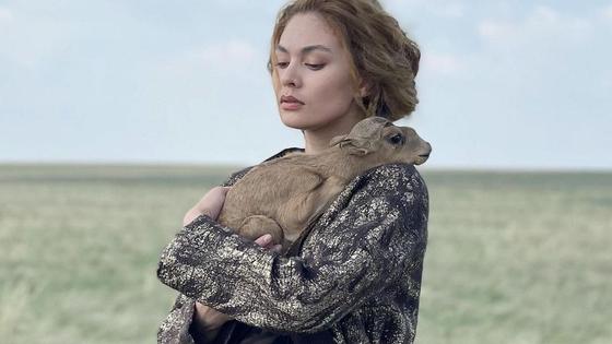 Альмира Турсын с сайгачонком Альмира Турсын с сайгачонком