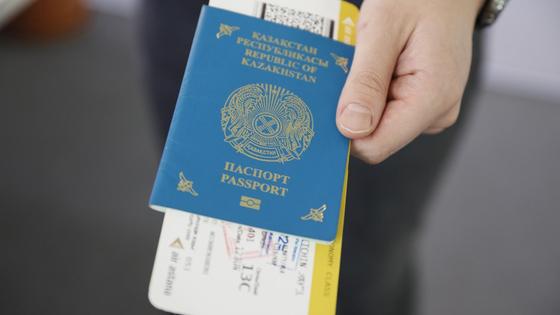 Мужчина держит паспорт и билет Мужчина держит паспорт и билет