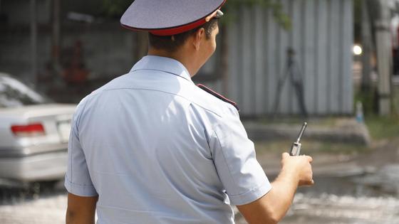 Полицейский стоит Полицейский стоит