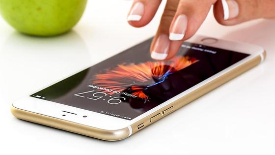 Смартфон и рука Смартфон и рука