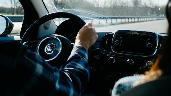 Водитель за рулем автомобиля Водитель за рулем автомобиля