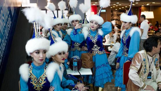 Девушки в казахских национальных костюмах Девушки в казахских национальных костюмах