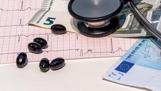 Деньги лежат на столе вместе с таблетками и медицинскими инструментами Деньги лежат на столе вместе с таблетками и медицинскими инструментами