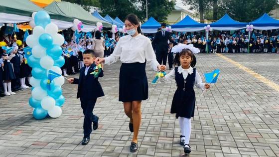 Алматыдағы №157 мектеп. Алғашқы қоңырау салтанаты Алматыдағы №157 мектеп. Алғашқы қоңырау салтанаты