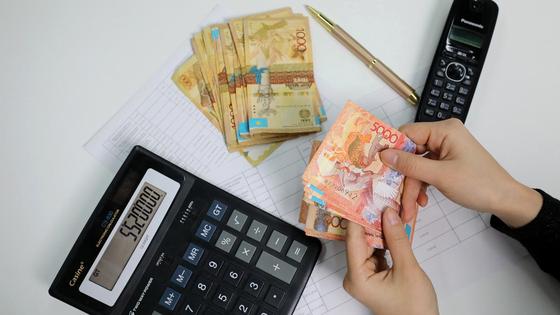 Женщина держит в руках деньги Женщина держит в руках деньги