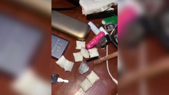изъятые наркотики лежат на столе изъятые наркотики лежат на столе