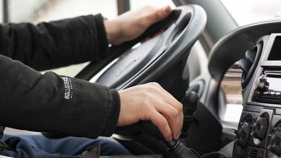 Мужчина управляет автомобилем Мужчина управляет автомобилем