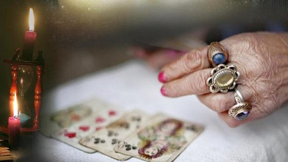 рука гадалки с перстнями на ней, карты рука гадалки с перстнями на ней, карты