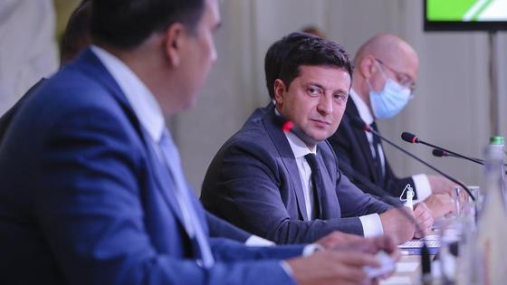 Владимир Зеленский за столом Владимир Зеленский за столом
