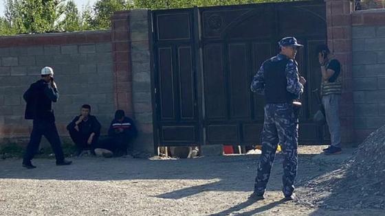 Сотрудники милиции и кыргызстанцы Сотрудники милиции и кыргызстанцы