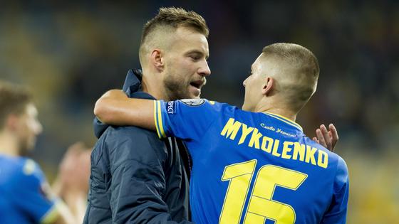 Футболисты сборной Украины Ярмоленко и Миколенко Футболисты сборной Украины Ярмоленко и Миколенко