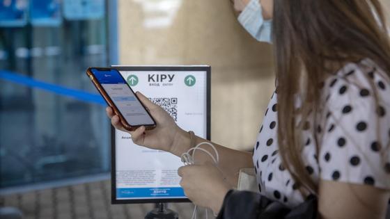 Девушка сканирует код Девушка сканирует код