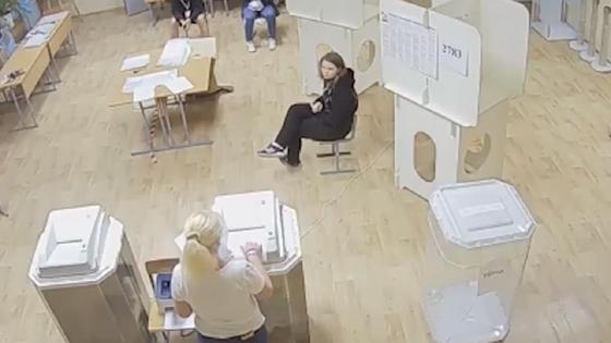 "Вброс" бюллетеней на избирательном участке "Вброс" бюллетеней на избирательном участке