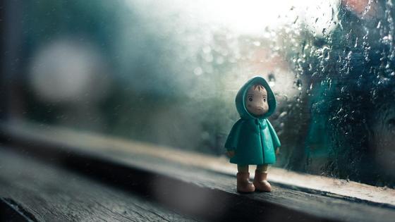 Игрушка стоит на окне Игрушка стоит на окне