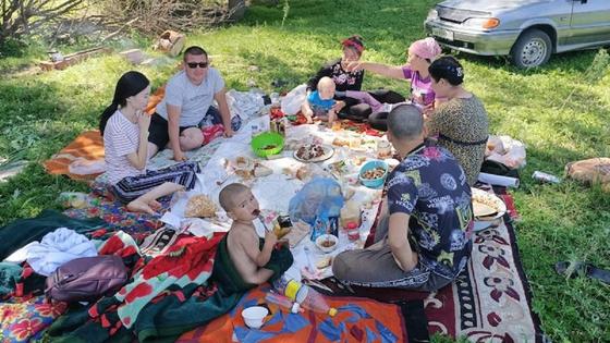 Семья переселенцев отдыхает на природе Семья переселенцев отдыхает на природе
