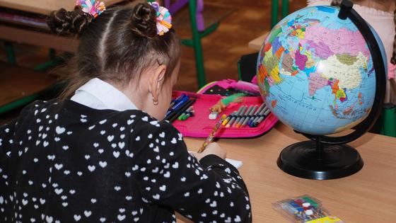 Девочка сидит за партой и учит уроки Девочка сидит за партой и учит уроки