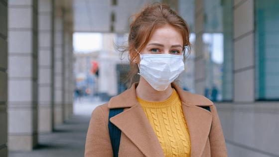 Девушка в пальто и маске Девушка в пальто и маске